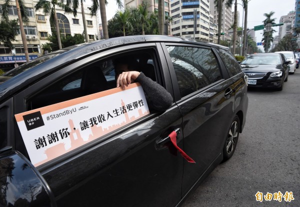 Uber司機10日前往交通部陳情，並以車隊繞行交通部方式表達訴求。（記者方賓照攝）