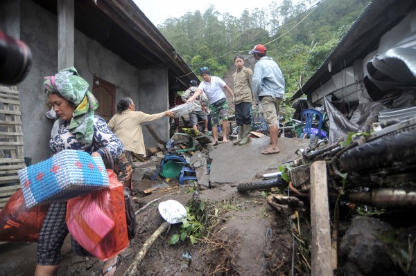 印尼度假勝地峇里島，因受暴雨沖刷，導致3座村莊遭山崩摧毀，並傳出12人罹難的不幸消息。（路透）