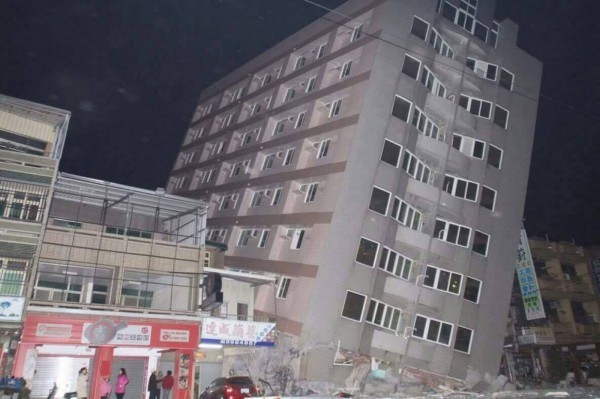 對於網路瘋傳今天凌晨地震，台南地區有大樓倒塌的照片，市長賴清德在災防中心表示這絕非事實，已指示市警局進一步調查、將涉嫌胡亂散播不實照片之人移送法辦。（記者吳俊鋒翻攝）