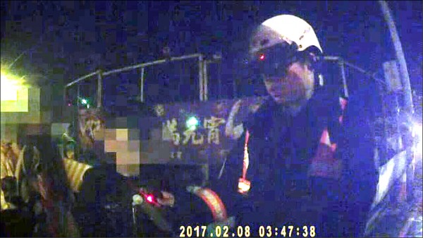 警方測得潘女酒測值0.41，觸犯公共危險罪。（記者吳政峰翻攝）