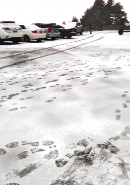 網友周承逸直播合歡山下雪影片，地面薄薄積雪有著一各個腳印。（圖擷自合歡山賞雪團臉書社團）