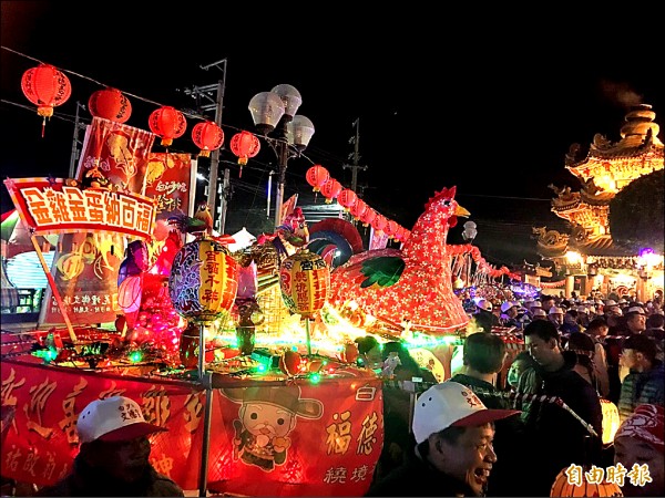 花壇鄉文德宮燈排遶境活動昨晚登場，遊客爭睹各種雞年創意燈排。（記者湯世名攝）