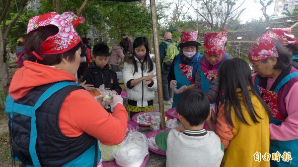 客家公園內製作粄圓活動慶天穿日。（記者聶瑋齡攝）