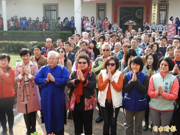 今年客家新春祈福，配合減香減碳政策，陳菊等人用雙手合掌「心香」祝禱。（記者葛祐豪攝）