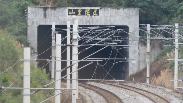 台東山里隧道今早傳自強號列車撞斃避寒遊民意外。（記者陳賢義攝）