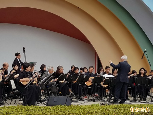 台南公園康樂台週日舉辦「曼陀林樂團音樂會」，吸引約不少市民朋友前往聆賞。（記者蔡文居攝）