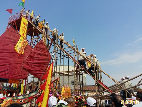 睽違17年的七股頂山代天府釘刀梯祭典，今日再度登場，多座宮廟神明乩身順利完成，廟埕前的信眾報以熱烈掌聲。（記者王涵平攝）