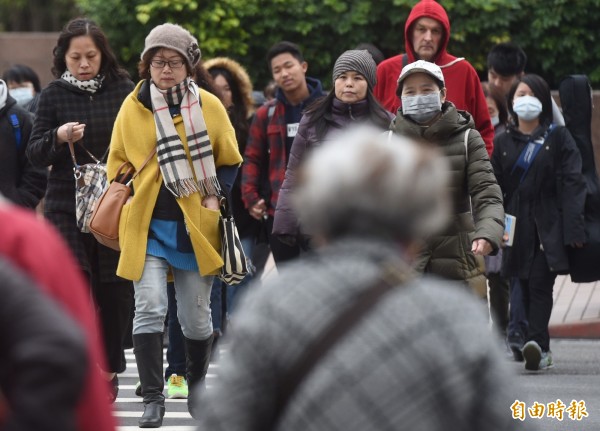 強烈寒流讓全台感受到冬天的威力，中央氣象局預估明天起，氣溫才會逐漸回暖。（資料照，記者簡榮豐攝）