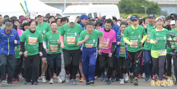 台北市長柯文哲12日參加2017臺北渣打公益馬拉松，下場跑2公里。（記者張嘉明攝）

