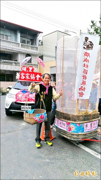 南投縣客家天穿日活動在埔里鎮小埔社舉辦，該聚落土生土長的縣議員廖志成，體驗挑擔的滋味。（記者陳鳳麗攝）