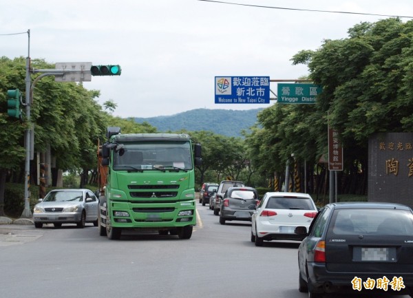 鶯歌八德路只有11米，桃園興豐路卻有20米，形成交通瓶頸。（記者張安蕎攝）