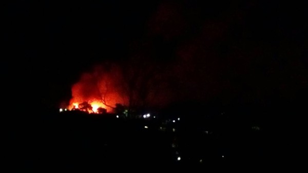 陽明山旁舊美軍宿舍，驚傳火舌。（記者鄭景議翻攝）