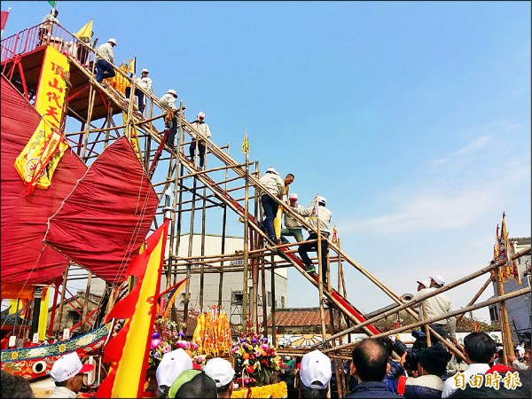 七股頂山代天府釘刀梯祭典登場，多座宮廟神明乩身順利完成，廟埕前的信眾報以熱烈掌聲。（記者王涵平攝）