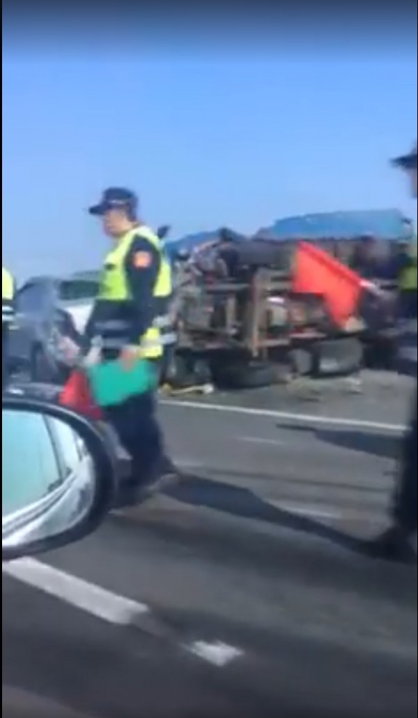 車輛翻覆在路中，警方出動大批警力處理車禍及交通資訊。（圖擷自爆料公社）