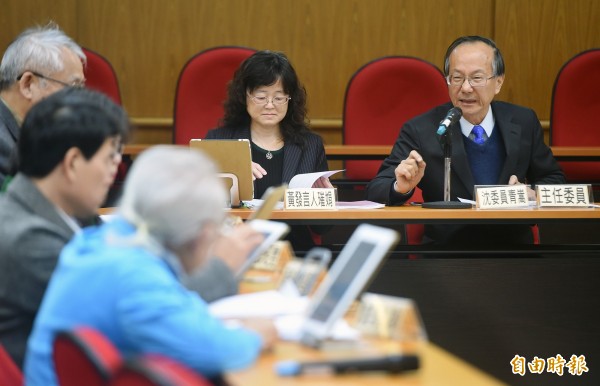 大考中心副主任沈青嵩（右）13日主持今年學測考試委員會，審議考生違規事項與後續懲處。（記者廖振輝攝）