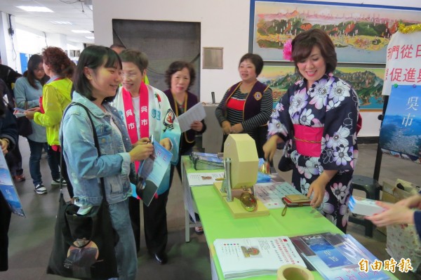 圖為去年日本廣島縣吳市觀光宣導團在基隆舊火車站促銷觀光，吸引民眾拍照參與抽獎。（資料照，記者俞肇福攝）