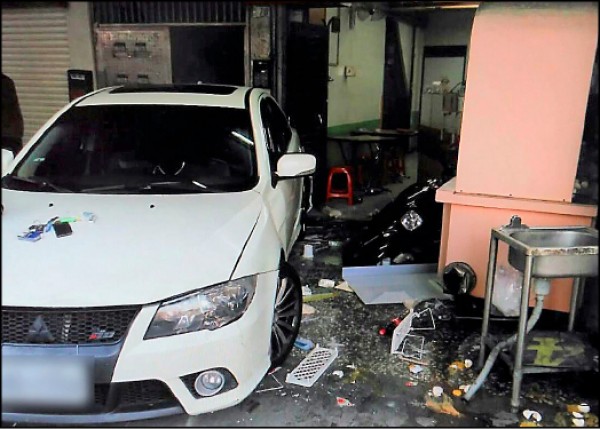 小轎車倒車暴衝撞進早餐店，現場一片混亂。（記者曾健銘翻攝）