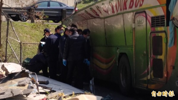 檢警正在勘驗車體。（記者吳政峰攝）