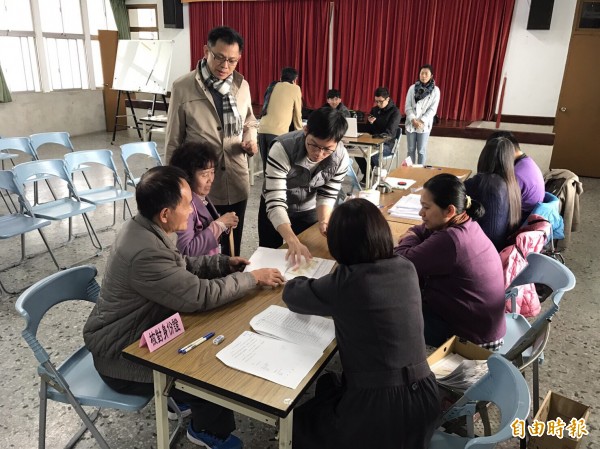 道路拓寬徵收補助，民眾領取。（記者顏宏駿攝）