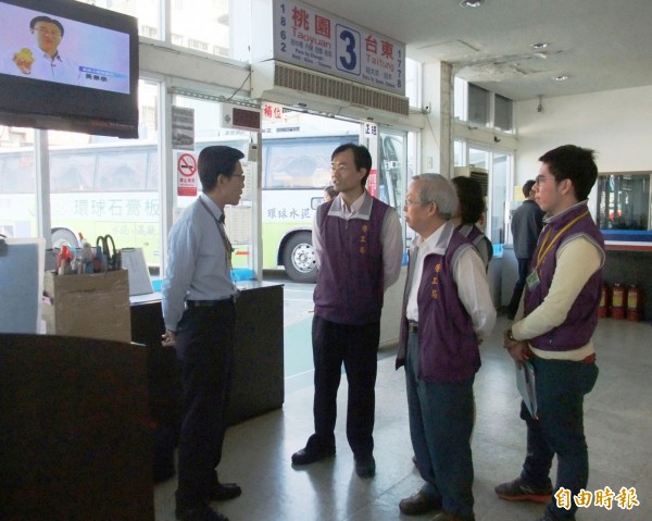 高市勞工局全面對客運業展開勞檢，稽查駕駛勞動條件，避免有疲勞駕駛的問題。（記者黃良傑攝）