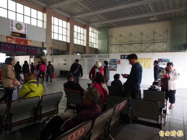 台東火車站正進行改建工程，內部空間預計今年中完工，台鐵將與羅東、新城、玉里等站一併招商。（記者王秀亭攝）