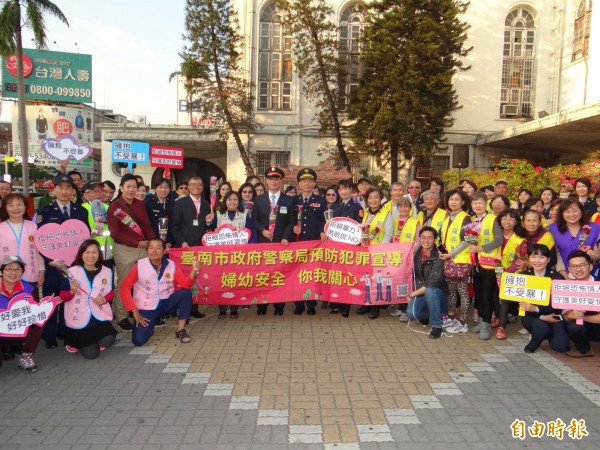 南市警局婦幼隊於西洋情人節在火車站前以唱歌快閃方式宣導民眾應拒絕恐怖情人。（記者王俊忠攝）