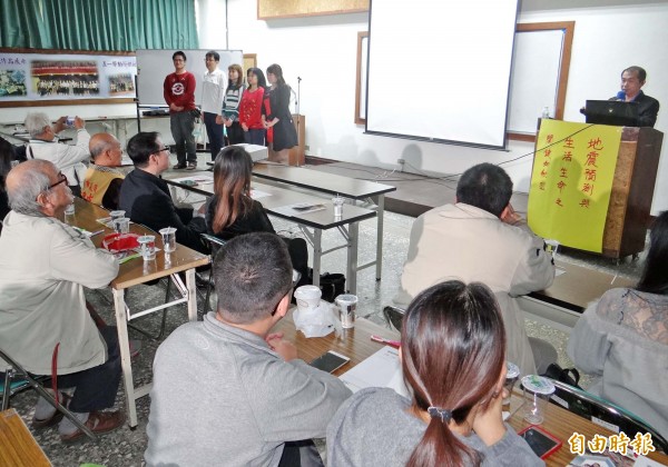 民間地震預測家王明仁（右立者）與其團隊成員到台南以地震預測為主題發表演說。（記者王俊忠攝）