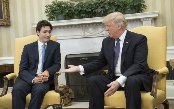 加拿大總理杜魯道看到川普伸手，遲疑了一下。（圖擷自鏡報）