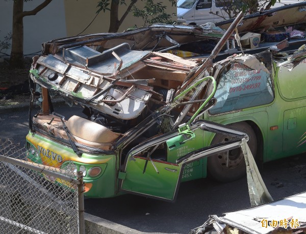 國道五號13日發生重大車禍，造成33人死亡、11人輕重傷，遊覽車完整殘骸14日曝光，駕駛座、車頭因撞擊力道過強扭曲毀損。（記者黃耀徵攝）