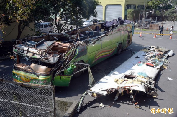 國道五號13日晚間發生遊覽車翻覆事故，遊覽車完整殘骸14日曝光，車頂遭削斷、前半部分乘客座椅遭連根拔起，後座只剩部分座椅還在原處，也因撞擊力道強大而變形。（記者黃耀徵攝）