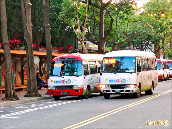 桃園市免費公車今年起裁併十五條路線，為了掌握民眾搭乘旅次、起迄點等資料，做為未來調整路線、班次的依據，從四月起上下車均須刷卡。（記者謝武雄攝）