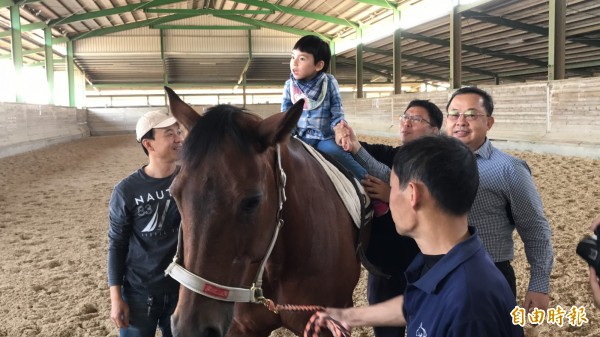 慢飛天使體驗馬術治療。（記者洪臣宏攝）