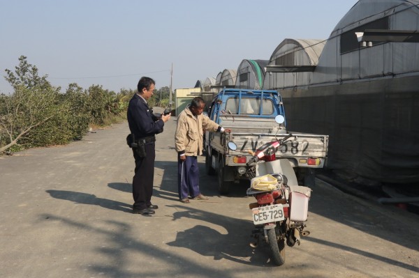 黃姓男子在小貨車內偷錢，卻癲癇發作。（記者林宜樟翻攝）