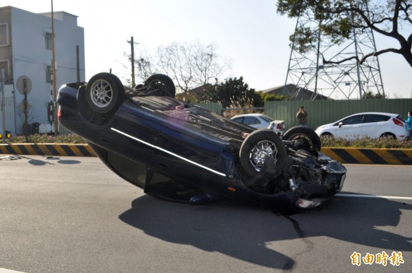 真是命大！車子四輪朝天、駕駛僅「嘴角痛」。（記者李容萍攝）