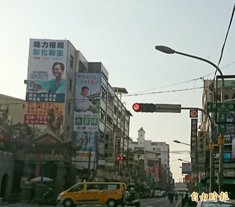 就是這裡！彰化市民族路與華山路口，都可看到縣議員林世賢、賴岸璋的看板。（記者劉曉欣攝）