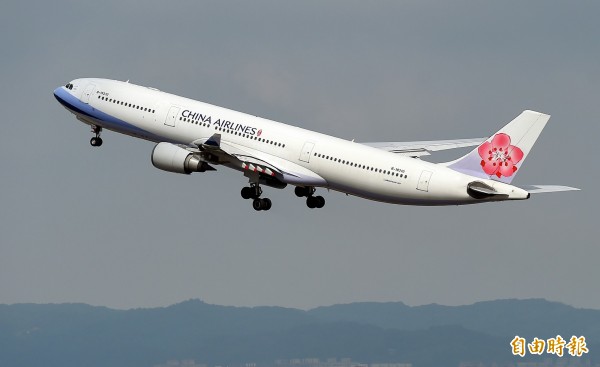 華航一架A330機型客機，今天傳出昨晚在東京降落時，因亞航客機提早入跑道，被要求重新降落，所幸未發生意外。圖非當事飛機。（資料照片，記者朱沛雄攝）