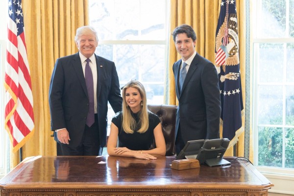 伊凡卡在推特發出一張在白宮橢圓辦公室的合照，她坐在總統大位、川普和杜魯道站在兩旁的照片，在網路引起一陣批評。（圖擷取推特）