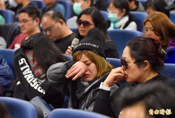 國道5號重大死亡車禍，15日下午蝶戀花旅行社與旅行公會代表等單位，在第二殯儀館召開治喪流程協調會。罹難的康姓司機女兒（圖中）哭訴，旅行社要給個交待。（記者羅沛德攝）