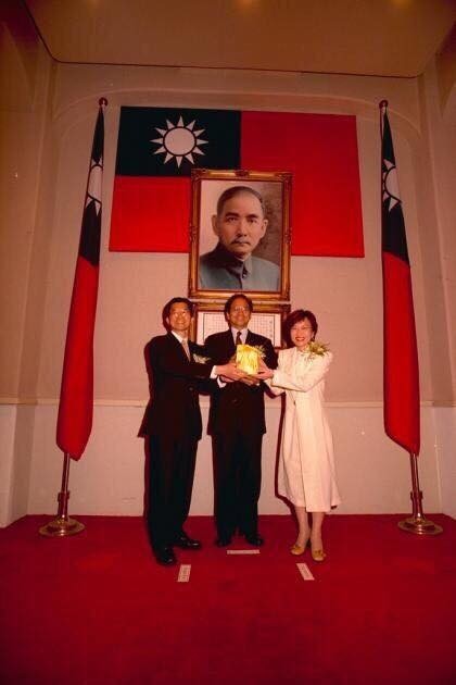 劉世芳在臉書貼出一張當年她（右）接任行政院秘書長的舊照片。（圖擷取自劉世芳臉書）