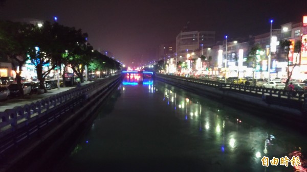 小林深夜站在基隆市田寮河邊，想一走了之。（記者吳政峰攝）　