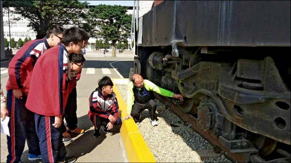 清華高中「軌道車輛科」學生專心學習軌道車輛的修護技術。（記者周敏鴻攝）