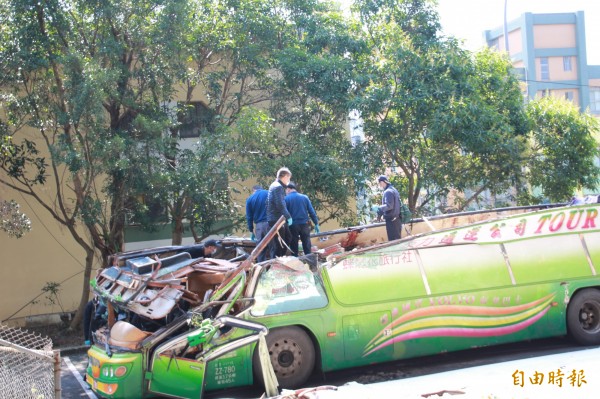 出事的遊覽車，上半部分被削去。（資料照，記者吳政峰攝）