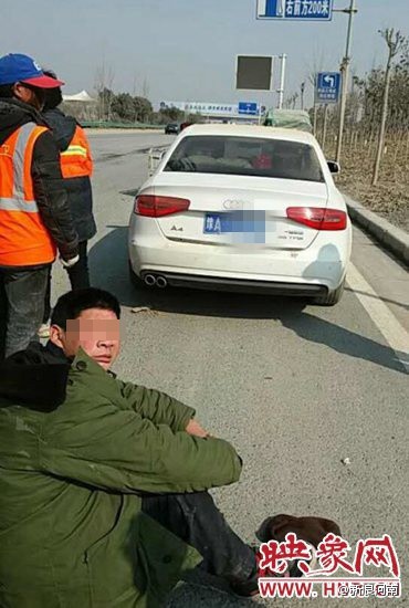 啞巴男肇事後，連忙跪地和轎車車主磕頭。（圖擷取自映象網）