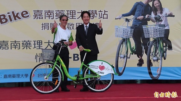 嘉南藥理大學捐贈T-Bike租賃站-嘉藥大學站落成啟用。（記者劉婉君攝）