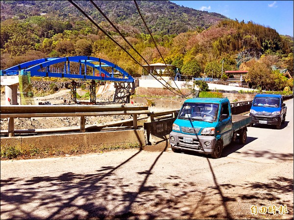 信義鄉新建桐林橋（左）工程進度略為提前，通水斷面較舊橋（右）提高不少，可望趕在七月前通車。（記者劉濱銓攝）