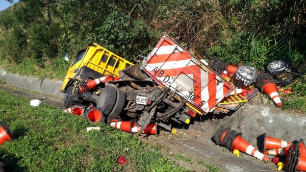 在國道路監作業的工程車被廂型車撞落路旁邊坡。（記者林嘉東翻攝）