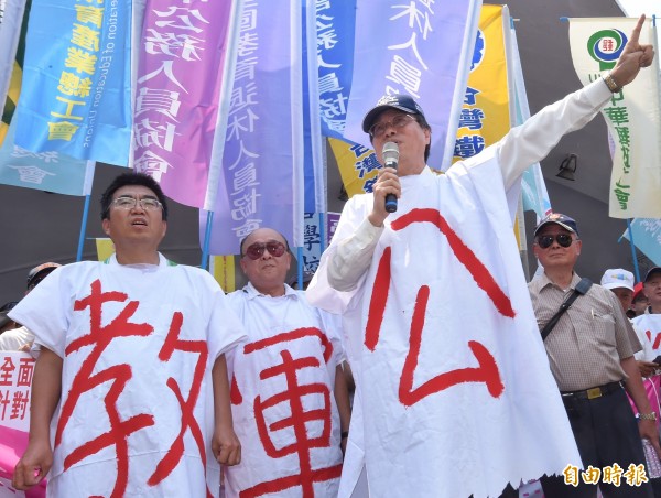 監督年金改革行動聯盟副召集人李來希（右）與劉亞平（左），近日為了募款事務在臉書上隔空開火。（資料照）