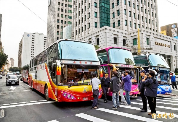 吊照波及 友力靠行車 104輛斷生計