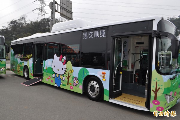 710快捷公車配置彩貼HELLO KITTY的電動低地板公車。（記者周敏鴻攝）