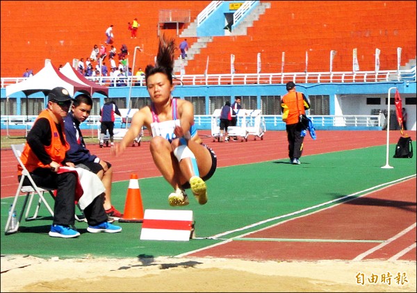 中小學聯合運動大會在市立體育場舉行，圖為選手奮力跳遠畫面。（記者謝武雄攝）